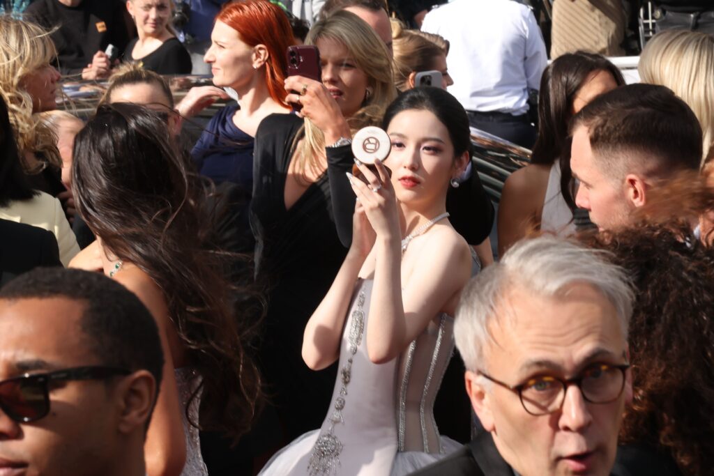 Châu Dã gây sốt với cảnh makeup tại Cannes