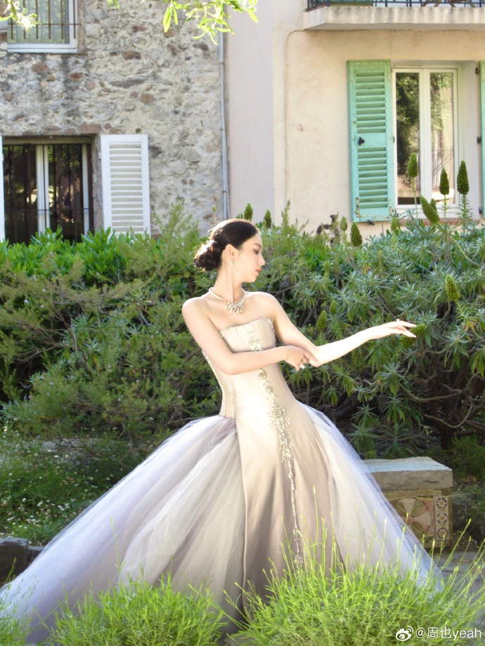 Châu Dã gây sốt Cannes với visual sang chảnh, thu hút