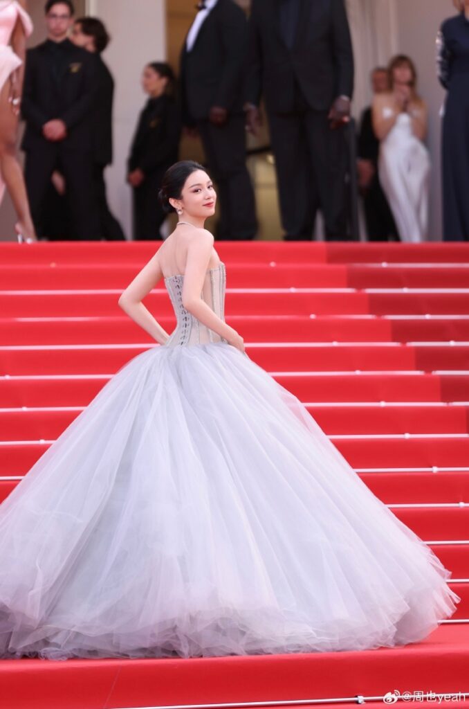 Châu Dã gây sốt Cannes với visual sang chảnh, thu hút