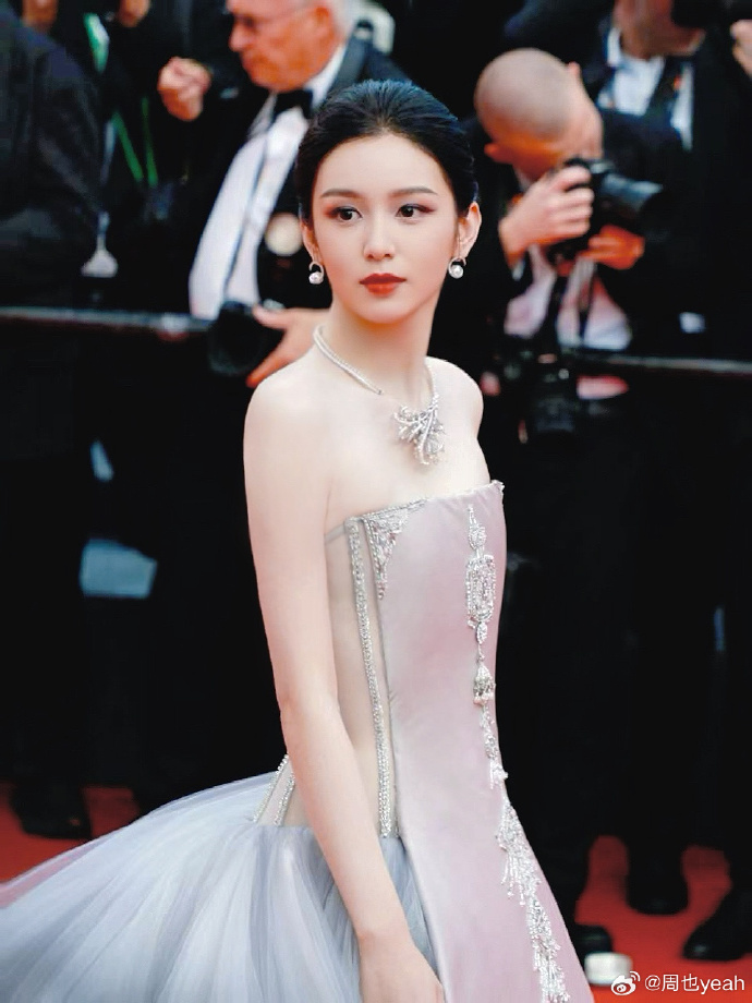 Châu Dã gây sốt Cannes với visual sang chảnh, thu hút