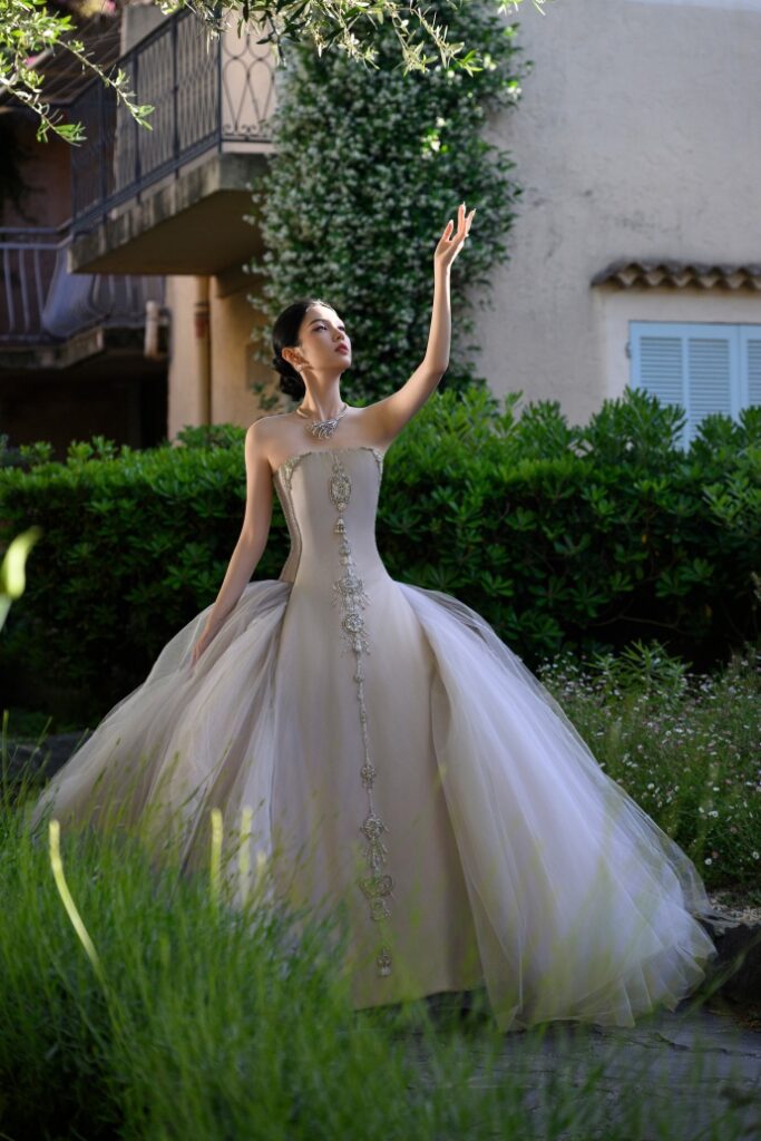 Châu Dã gây sốt Cannes với visual sang chảnh, thu hút
