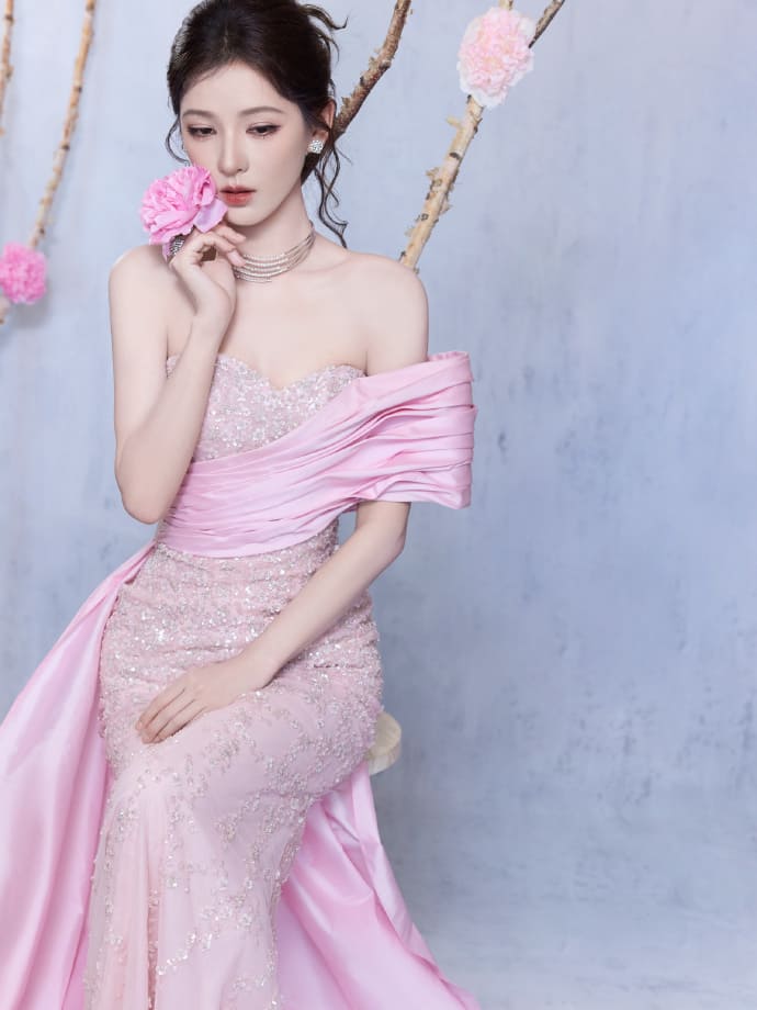 Trương Hinh Dư gây ấn tượng với visual ngọt ngào trong bộ váy hồng pastel