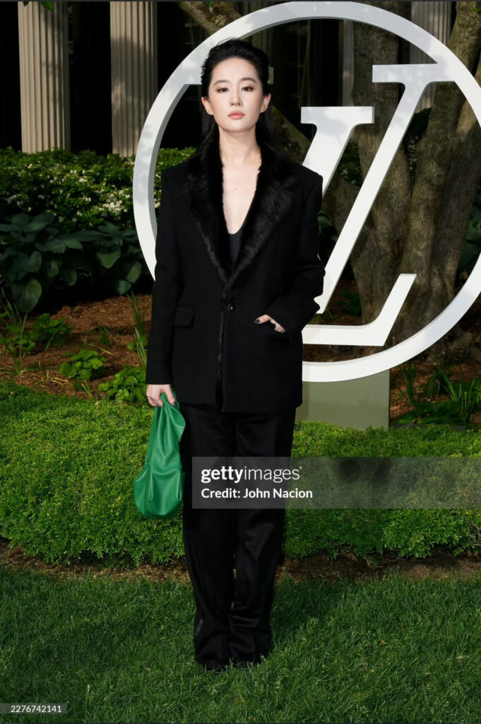 Lưu Diệc Phi gây bão tại show Louis Vuitton