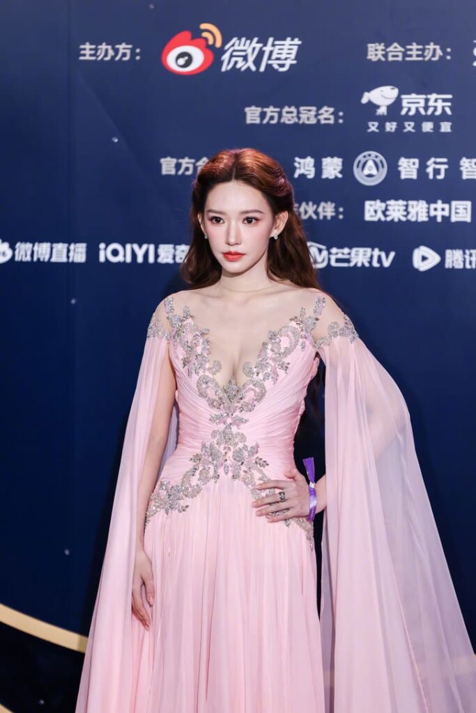 Bộ váy hồng làm tôn vóc dáng của Trình Tiêu