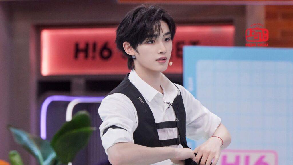 Đinh Trình Hâm bị nứt xương ngón tay, phải đeo nẹp cố định sau sự cố ở "Xin Chào Thứ Bảy"