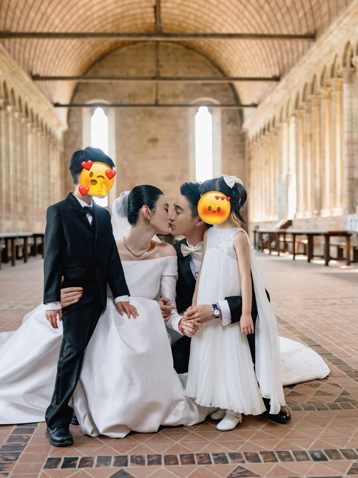 Hai con làm phù dâu, phù rể nhí
