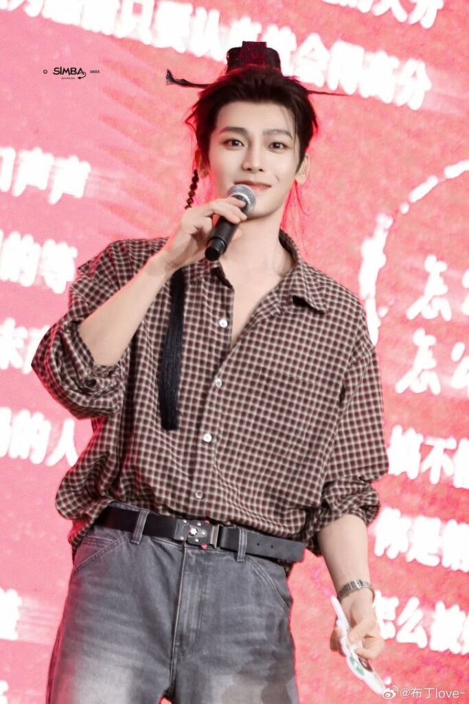 Ngu Thư Hân nổi bật với tạo hình trai tinh trong Niệm Tương Tư, Hầu Minh Hạo lộ diện 4 Trong phim, Hầu Minh Hạo sẽ vào vai đạo sĩ Dung Tử Trần