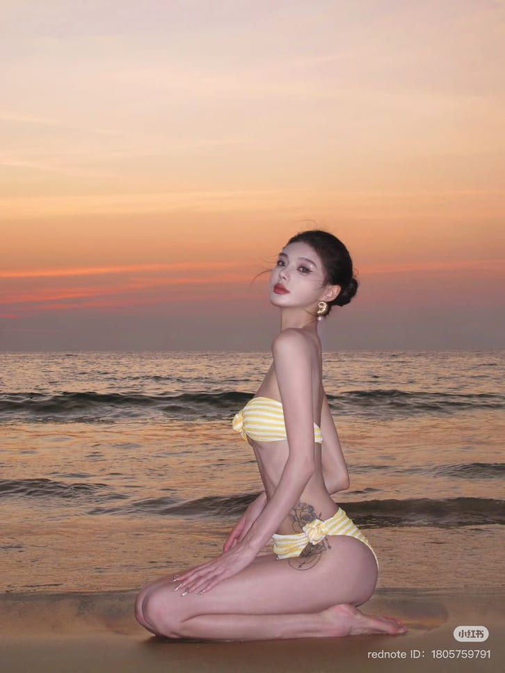 Hình ảnh gái xinh Trung Quốc mặc bikini nổi bật với phong cách năng động mùa hè