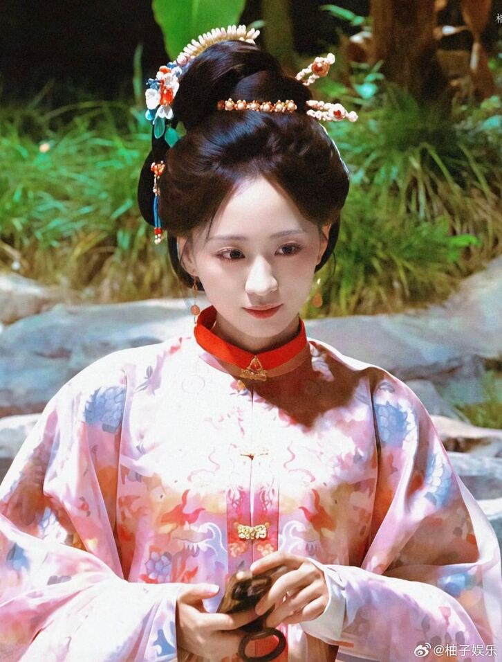 Hoàng Đình Đình bị thay vai trong phim Vạn Hoa Thế Giới gây tranh cãi