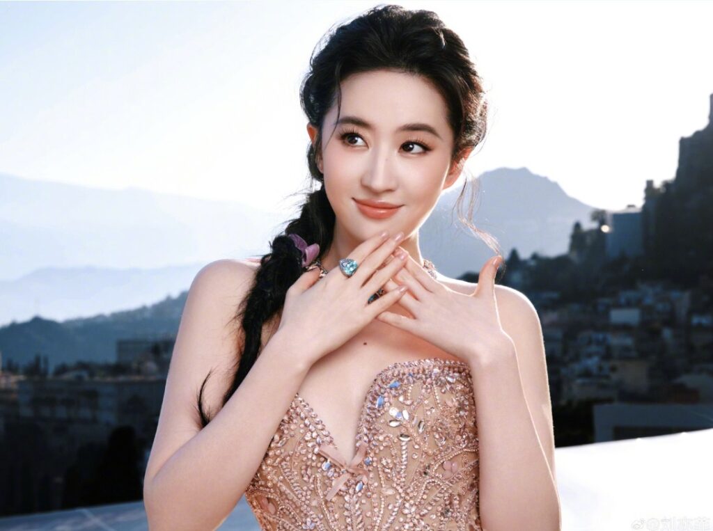 Diễn viên Lưu Diệc Phi sinh năm bao nhiêu? Có chồng chưa?