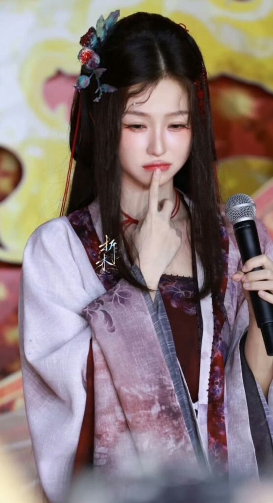 Ngu Thư Hân nổi bật với tạo hình trai tinh trong Niệm Tương Tư, Hầu Minh Hạo lộ diện 2 Ngu Thư Hân được khen phù hợp với nhân vật