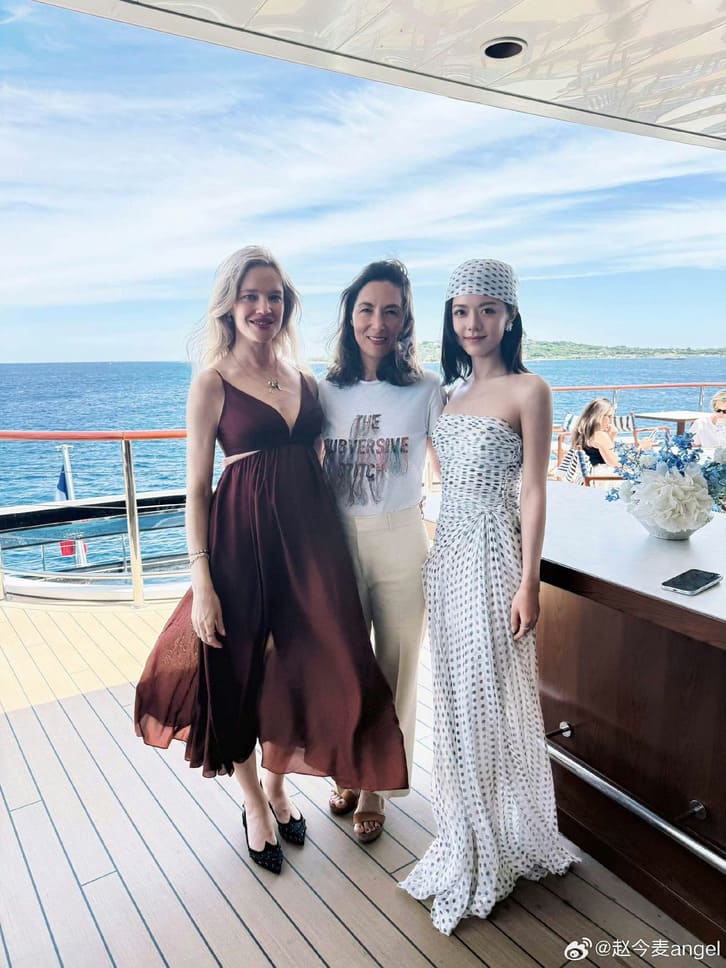 Khoảnh khắc cô chụp ảnh cùng nữ lãnh đạo cấp cao của Guerlain và siêu mẫu huyền thoại Natalia Vodianova