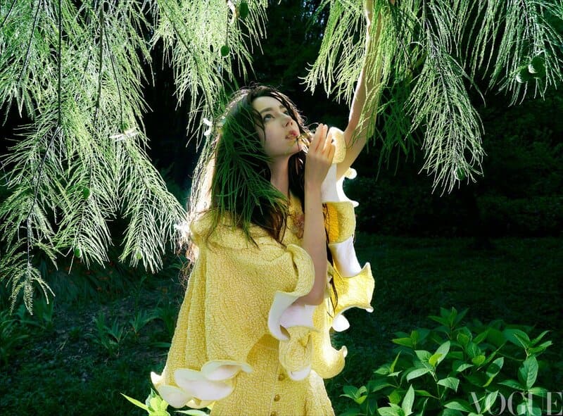 Địch Lệ Nhiệt Ba bìa VOGUE China tháng 8