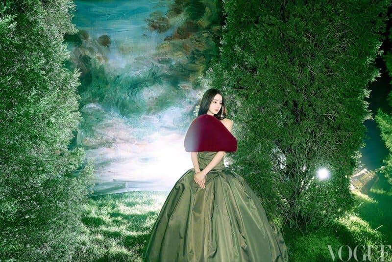 Địch Lệ Nhiệt Ba thần thái trên VOGUE