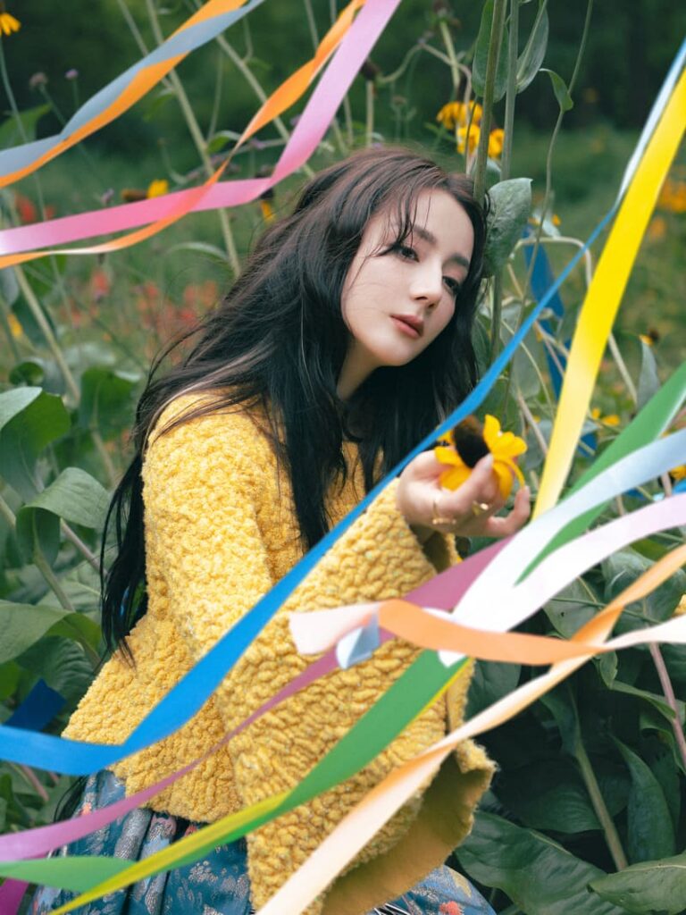Địch Lệ Nhiệt Ba khoe thần thái trong Dior