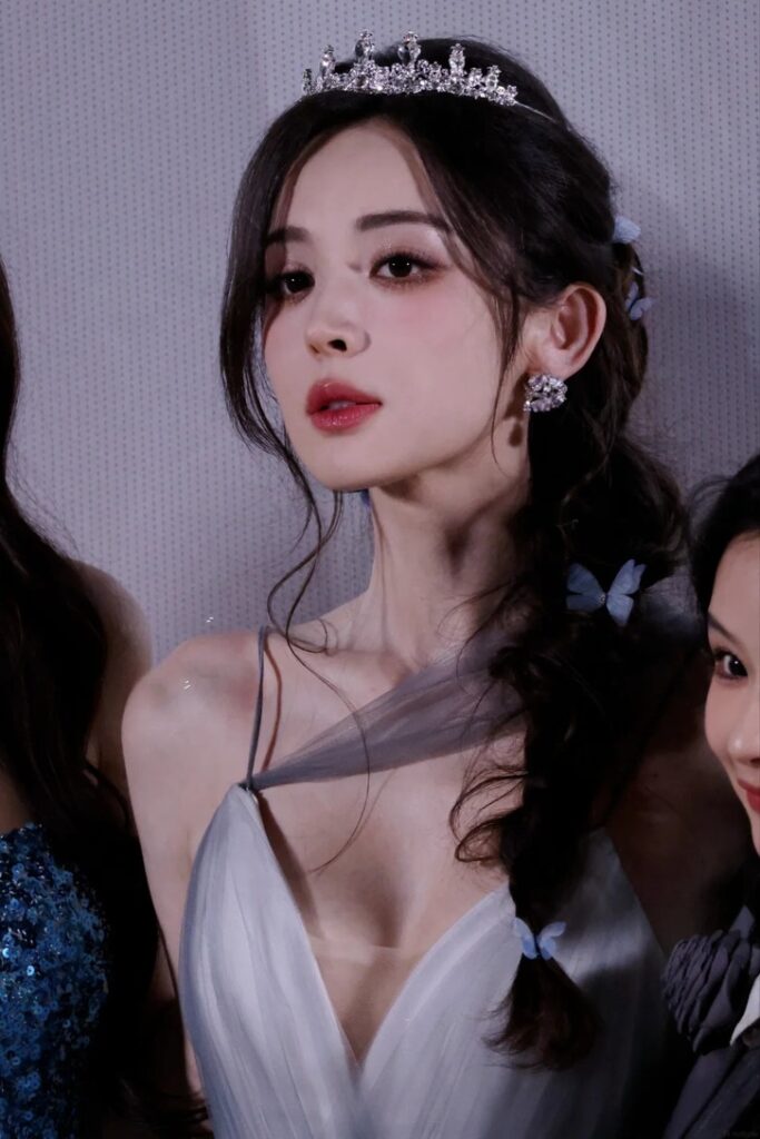 Mỹ nhân 9x Cổ Lực Na Trát