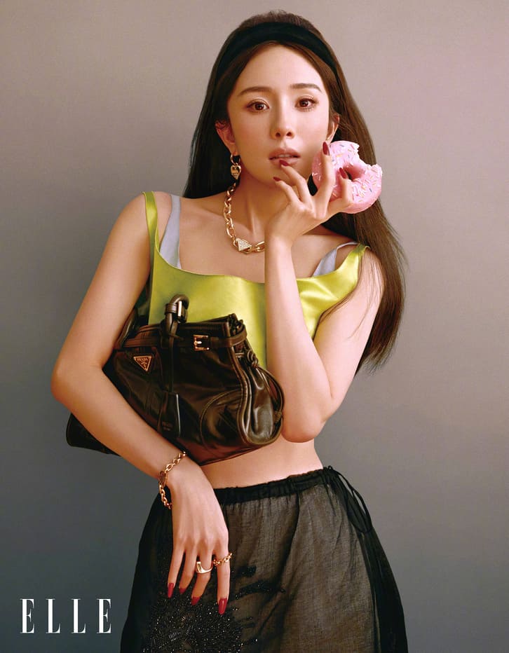 Dương Mịch đeo trang sức Prada Eternal Gold