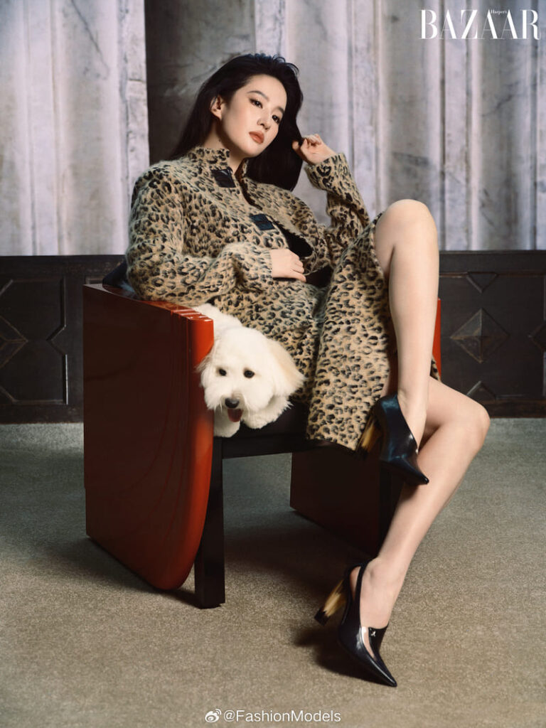 Lưu Diệc Phi lập kỷ lục với 3 bìa Kim Cửu Harper’s Bazaar 2026 8 Lưu Diệc Phi bên chú chó Haha trên Harper’s Bazaar