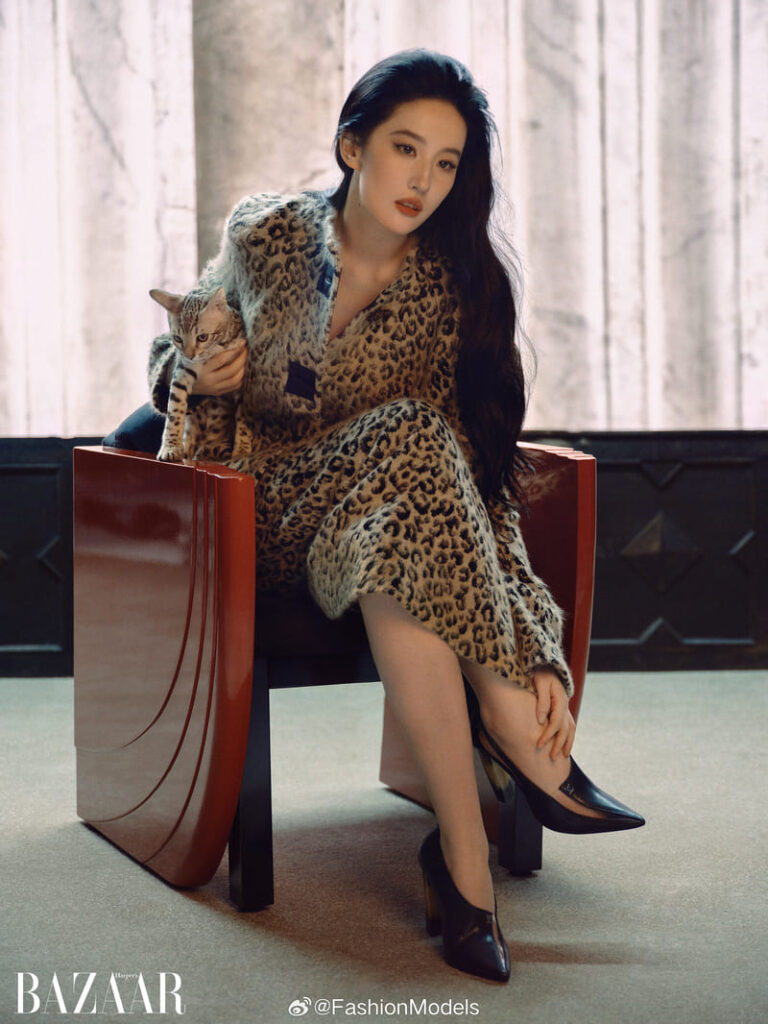 Lưu Diệc Phi lập kỷ lục với 3 bìa Kim Cửu Harper’s Bazaar 2026 7 Lưu Diệc Phi hóa thân thành “nữ lang báo mèo”