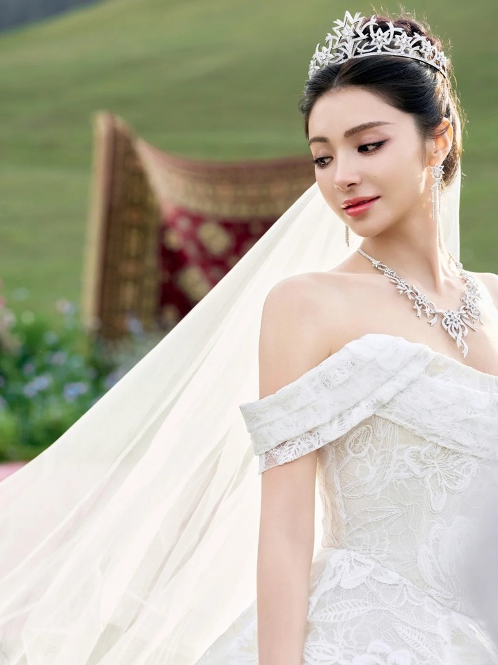 Khương Triều – Mạch Địch Na tổ chức đám cưới sau 7 năm: Vàng cưới gần 1kg, bánh cắt 180kg 2 Cô dâu Mạch Địch Na rạng rỡ trong ngày cưới