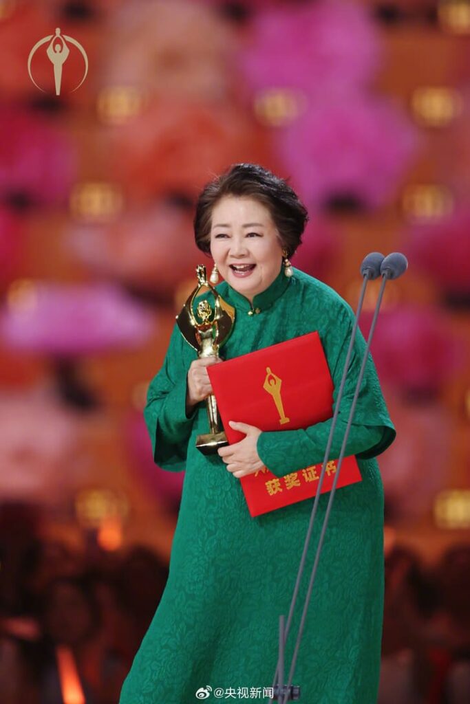 Kết quả giải Bách Hoa 2026: Vương Bảo Cường 0 phiếu, Dịch Dương Thiên Tỉ thắng Ảnh đế 6 Tát Nhật Na với giải Nữ diễn viên phụ xuất sắc nhất Bách Hoa 2026