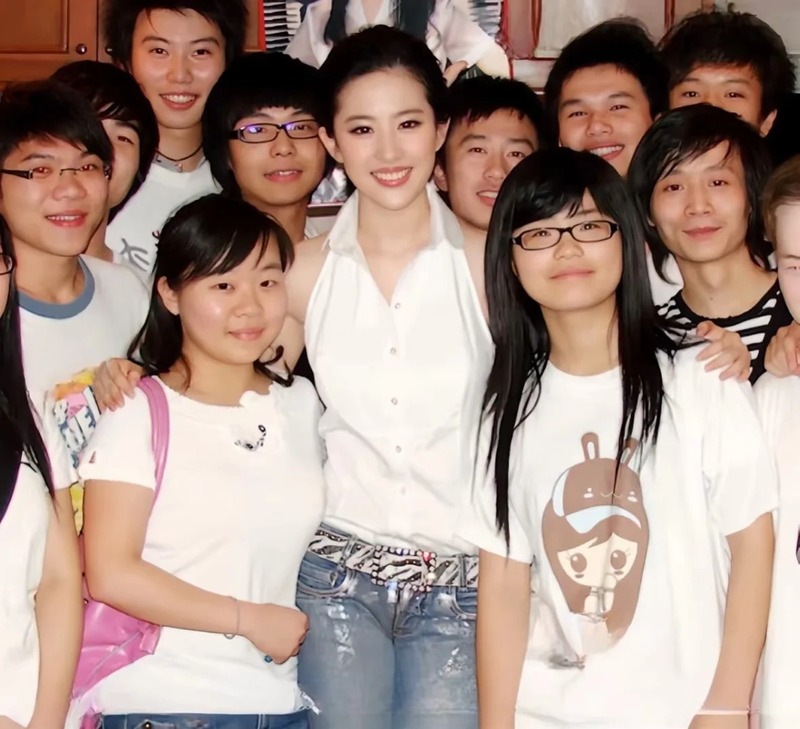 Bán thảm là gì? Chiêu trò kinh điển nhưng đầy rủi ro của Cbiz 2 Bán thảm giúp tăng nhân khí cho nghệ sĩ