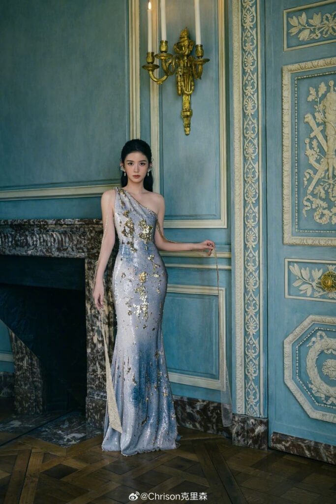 Châu Dã gây chú ý khi catwalk tại show L’Oréal ở Paris 6 Châu Dã diện lễ phục lệch vai với chi tiết khảm trai