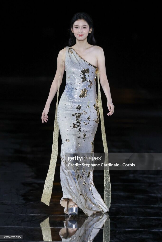 Châu Dã gây chú ý khi catwalk tại show L’Oréal ở Paris 8 Châu Dã nhận nhiều lời khen sau màn catwalk