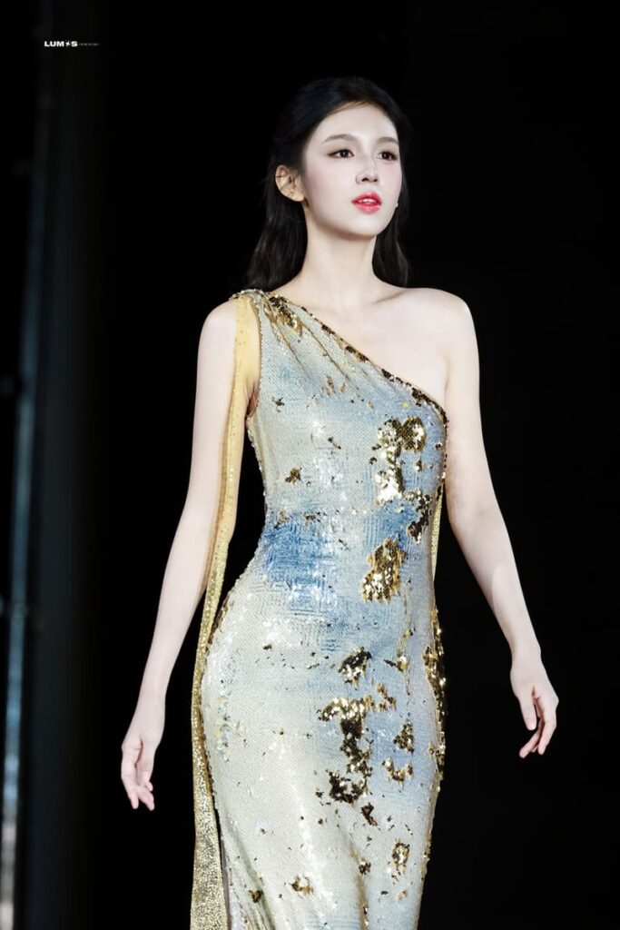 Châu Dã gây chú ý khi catwalk tại show L’Oréal ở Paris 1 Châu Dã catwalk tại show L’Oréal ở Paris