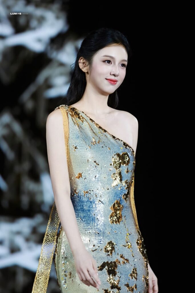 Châu Dã gây chú ý khi catwalk tại show L’Oréal ở Paris 2 Châu Dã sải bước tại Tuần lễ thời trang Paris 2026
