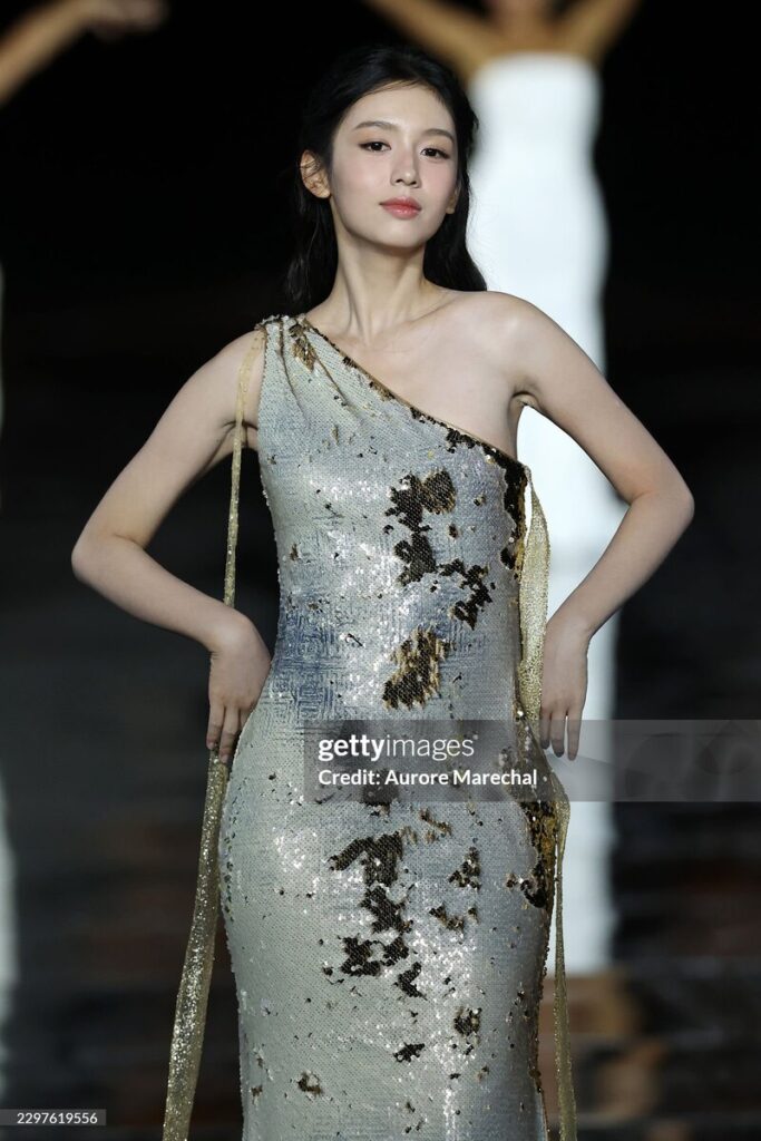 Châu Dã gây chú ý khi catwalk tại show L’Oréal ở Paris 7 Châu Dã nổi bật với vẻ đẹp mỹ nhân phương Đông