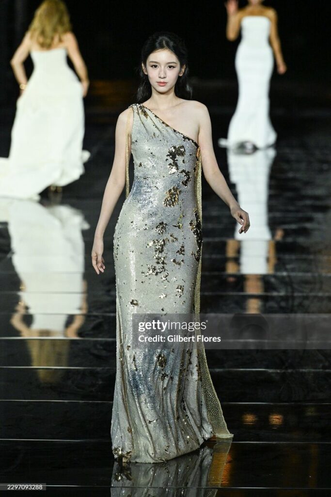 Châu Dã gây chú ý khi catwalk tại show L’Oréal ở Paris 3 Châu Dã tự tin sải bước trên sàn diễn Paris