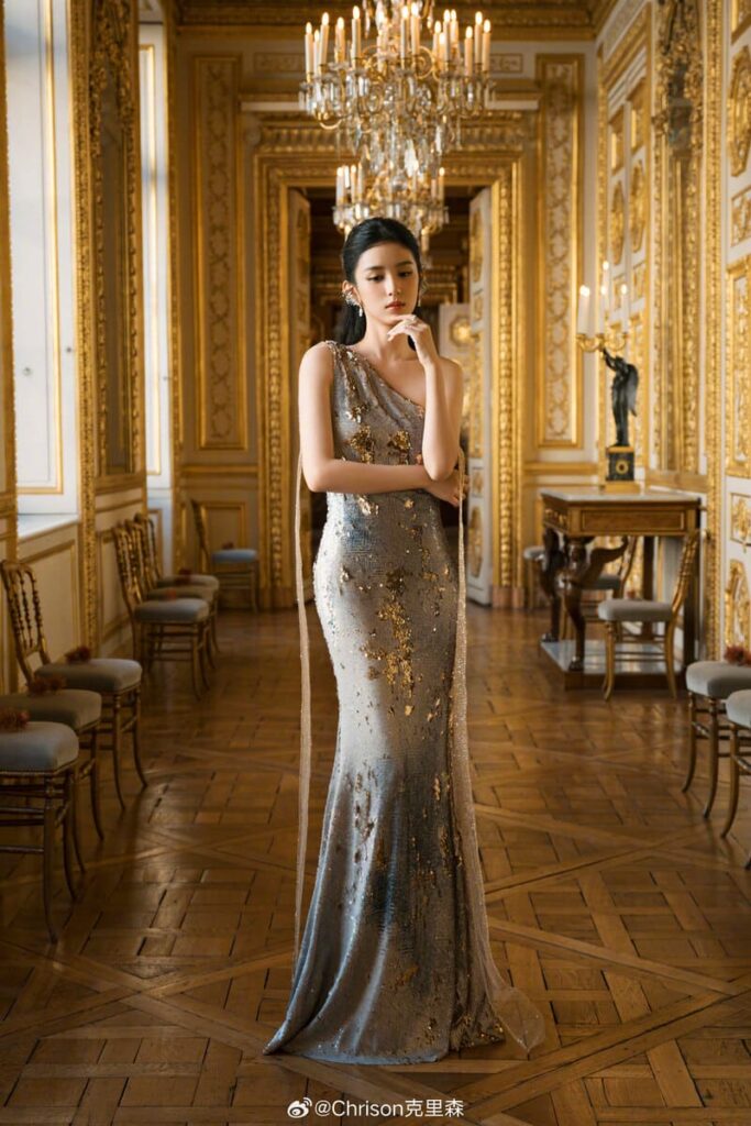 Châu Dã gây chú ý khi catwalk tại show L’Oréal ở Paris 5 Châu Dã diện trang phục lấy cảm hứng từ văn hóa Trung Quốc