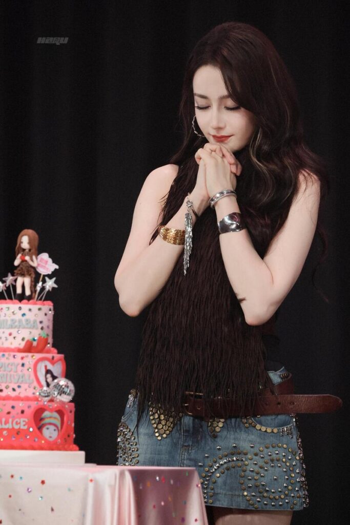 Địch Lệ Nhiệt Ba tổ chức fanmeeting sau 7 năm, quà tặng gần 2000 NDT gây sốt 6 Địch Lệ Nhiệt Ba gây chú ý với fan meeting 2026