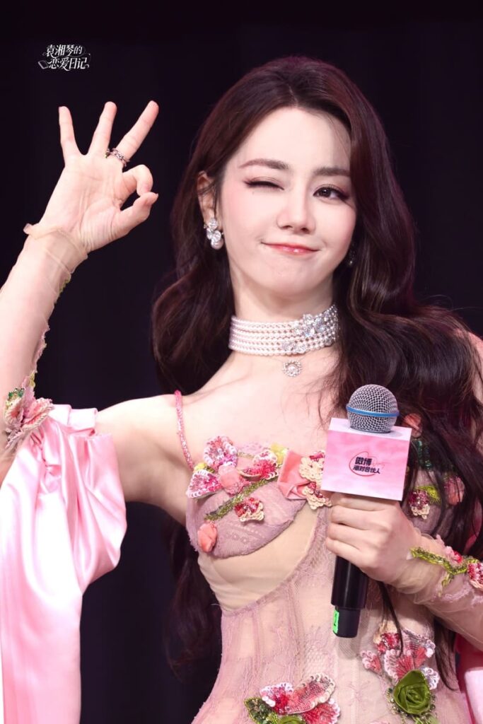Địch Lệ Nhiệt Ba tổ chức fanmeeting sau 7 năm, quà tặng gần 2000 NDT gây sốt 2 Địch Lệ Nhiệt Ba tổ chức fan meeting tại Bắc Kinh