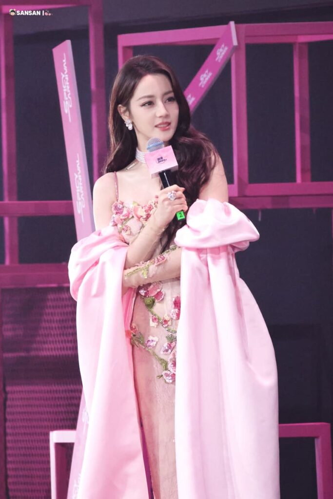 Địch Lệ Nhiệt Ba tổ chức fanmeeting sau 7 năm, quà tặng gần 2000 NDT gây sốt 4 Địch Lệ Nhiệt Ba tại fan meeting Hương cay cuồng hoan