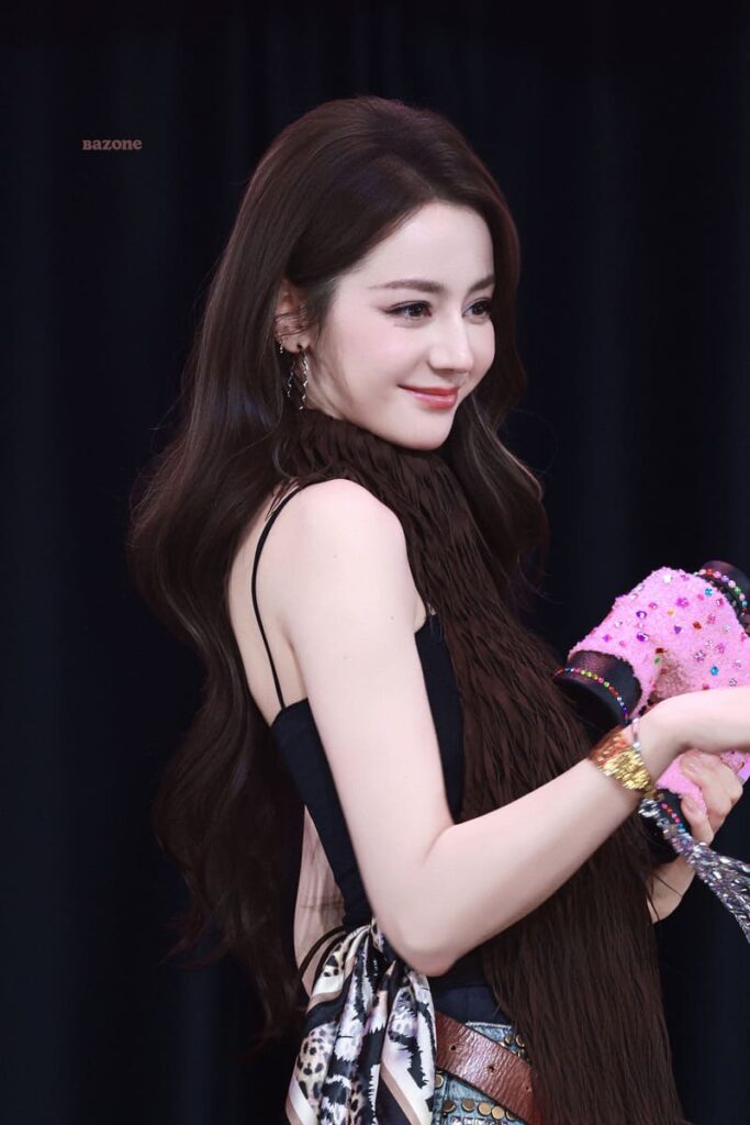 Địch Lệ Nhiệt Ba tổ chức fanmeeting sau 7 năm, quà tặng gần 2000 NDT gây sốt 5 Địch Lệ Nhiệt Ba trong buổi gặp mặt người hâm mộ