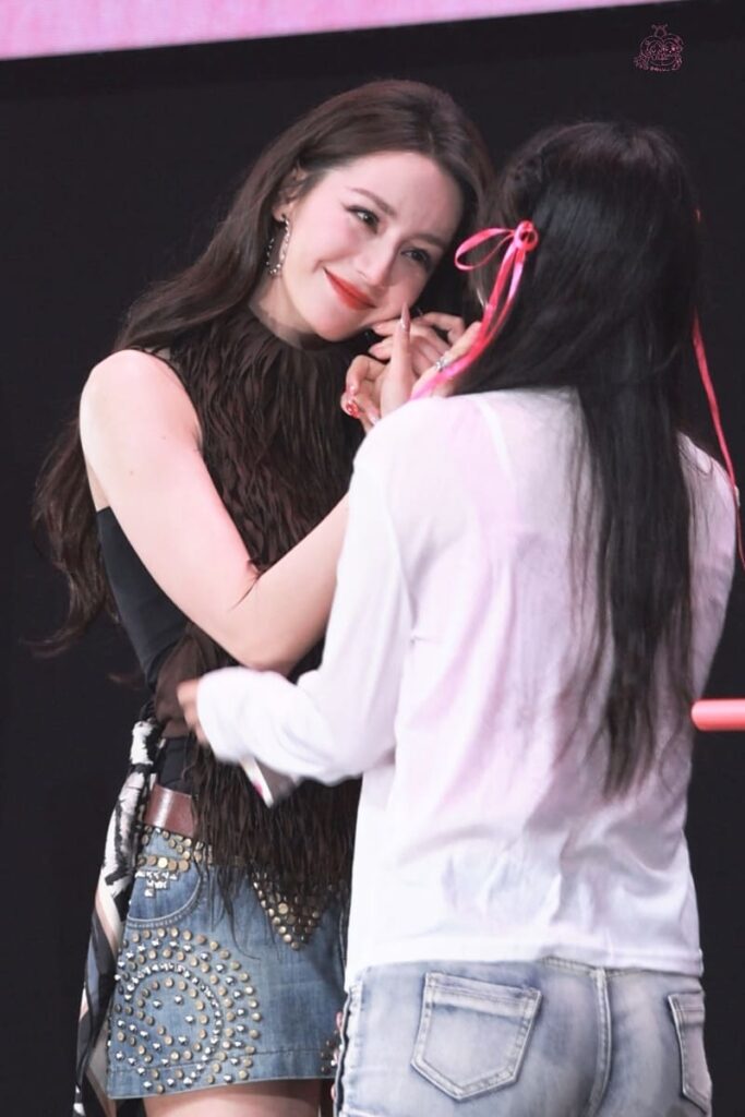 Địch Lệ Nhiệt Ba tổ chức fanmeeting sau 7 năm, quà tặng gần 2000 NDT gây sốt 8 Địch Lệ Nhiệt Ba và những màn tương tác gây sốt