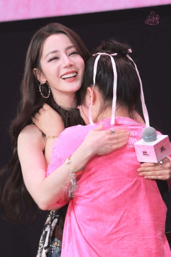 Địch Lệ Nhiệt Ba tổ chức fanmeeting sau 7 năm, quà tặng gần 2000 NDT gây sốt 9 Địch Lệ Nhiệt Ba ôm fan trong buổi gặp mặt