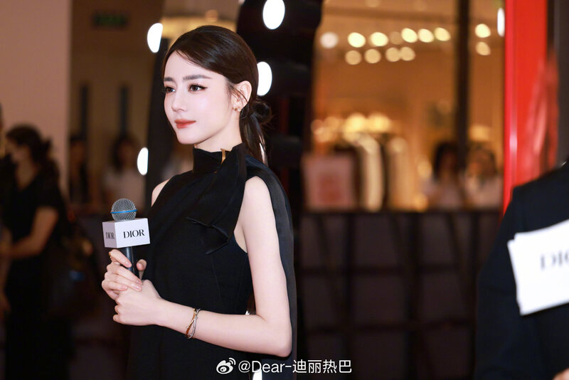 Địch Lệ Nhiệt Ba tổ chức fanmeeting sau 7 năm, quà tặng gần 2000 NDT gây sốt 17 Địch Lệ Nhiệt Ba ngầm phủ nhận yêu Trần Phi Vũ?
