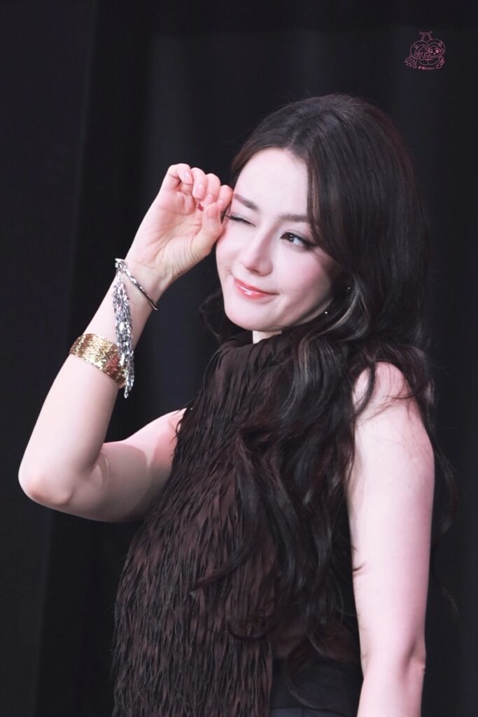 Địch Lệ Nhiệt Ba tổ chức fanmeeting sau 7 năm, quà tặng gần 2000 NDT gây sốt 11 Địch Lệ Nhiệt Ba và những màn tương tác với fan