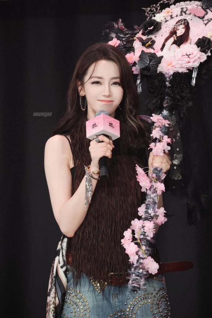 Địch Lệ Nhiệt Ba tổ chức fanmeeting sau 7 năm, quà tặng gần 2000 NDT gây sốt 16 Địch Lệ Nhiệt Ba xúc động trước tình cảm của fan
