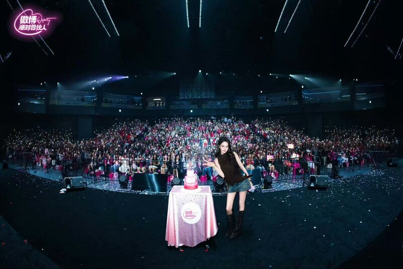 Địch Lệ Nhiệt Ba tổ chức fanmeeting sau 7 năm, quà tặng gần 2000 NDT gây sốt 1 Hàng nghìn fan tham gia sự kiện của Địch Lệ Nhiệt Ba