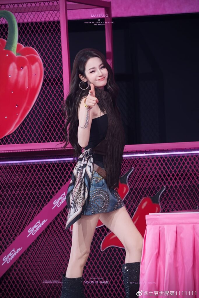 Địch Lệ Nhiệt Ba tổ chức fanmeeting sau 7 năm, quà tặng gần 2000 NDT gây sốt 14 Những khoảnh khắc đáng nhớ tại fan meeting Địch Lệ Nhiệt Ba